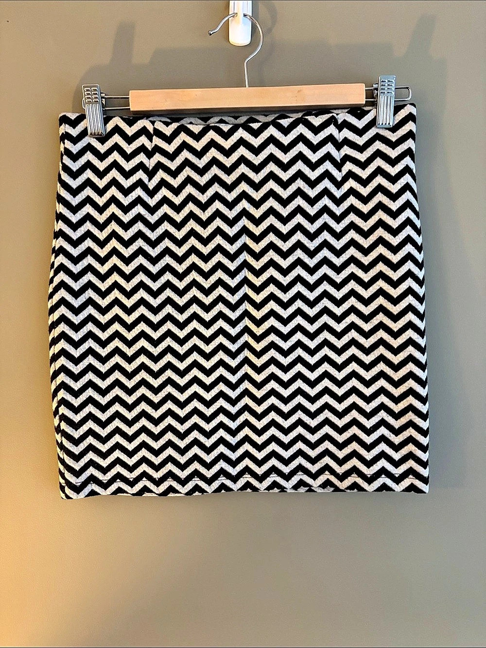 Dynamite Chevron Mini Skirt in Black & Grey Size Small
